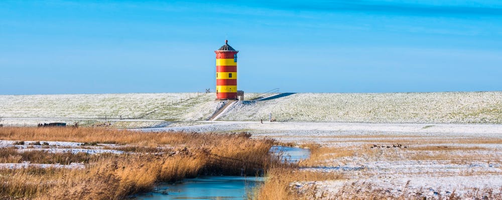 Leuchtturm Pilsum in Ostfriesland im Winter  – © Adobe Stock