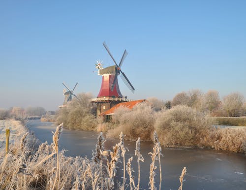 Greetsieler Zwillingsmühlen im Winter – © Fotos & Medien - stock.adobe.com