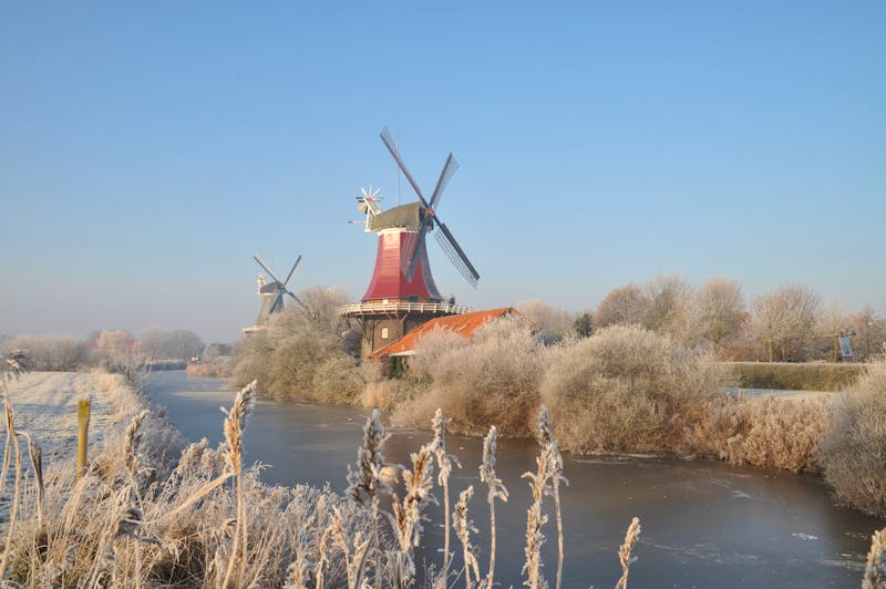 Greetsieler Zwillingsmühlen im Winter - ©Fotos & Medien - stock.adobe.com