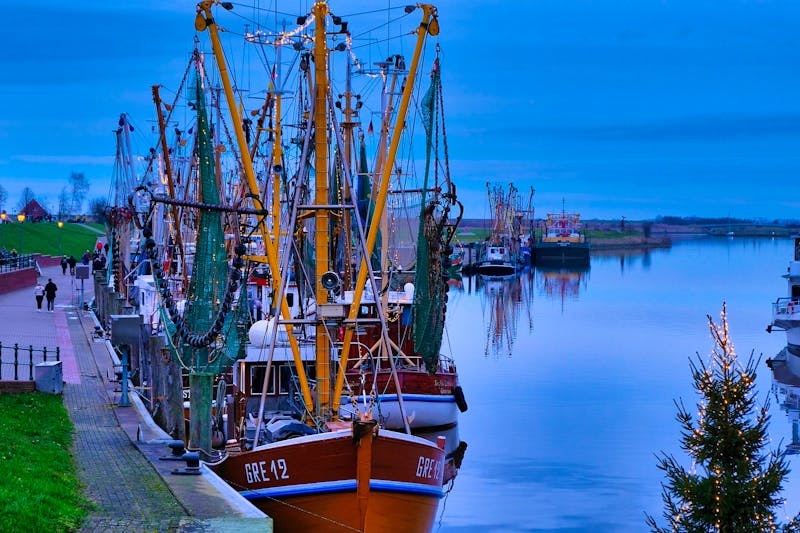 Greetsiel mit Krabbenkutter im Hafen - ©Bild von Sina W. auf Pixabay