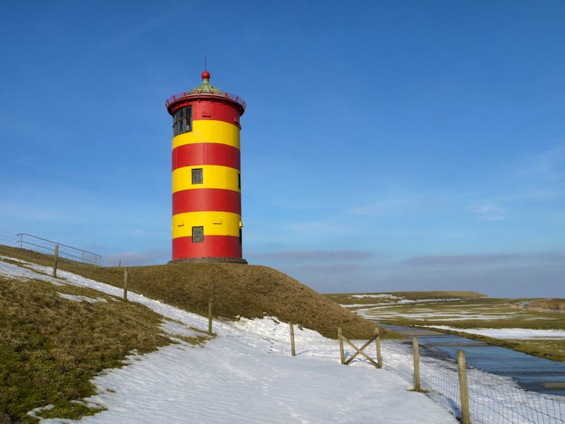 Der Leuchtturm von Pilsum - ©Bei der Verwendung des Bildes ist darauf zu achten, dass grundsätzlich der Hinweis auf den Schutzstatus des Pilsumer Leuchtturmes durch das ® angegeben wird.