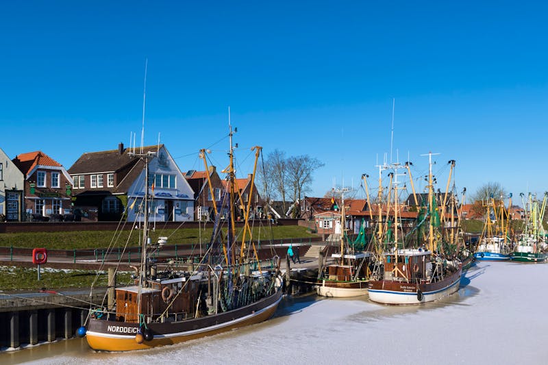 Am Hafen von Greetsiel im Winter - ©Heidi Bollich - stock.adobe.com