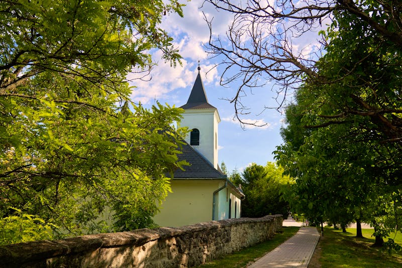 Kirche im Weindorf Etyek in Ungarn - ©a.dl - stock.adobe.com