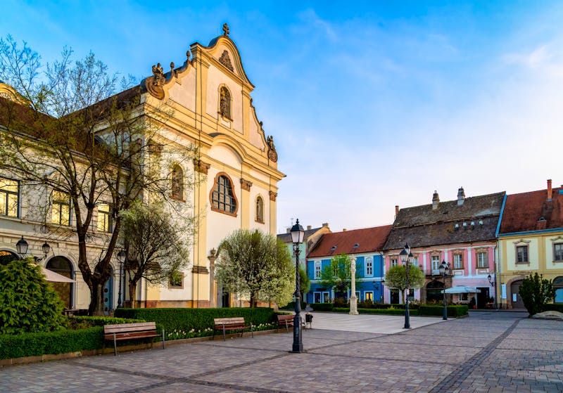 Platz mit Stadtkirche in Vac, Ungarn - ©andibandi - stock.adobe.com