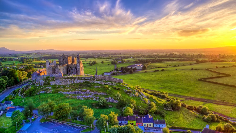 The Rock of Cashel in Cashel, Irland &ndash; &copy; mikroman6 - stock.adobe.com
