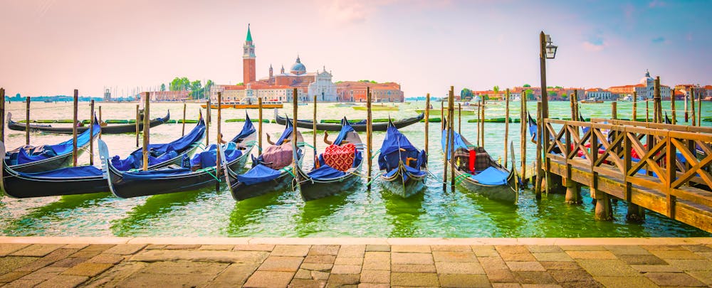 Gondeln in Venedig &ndash; &copy; Nancy Pauwels - stock.adobe.com