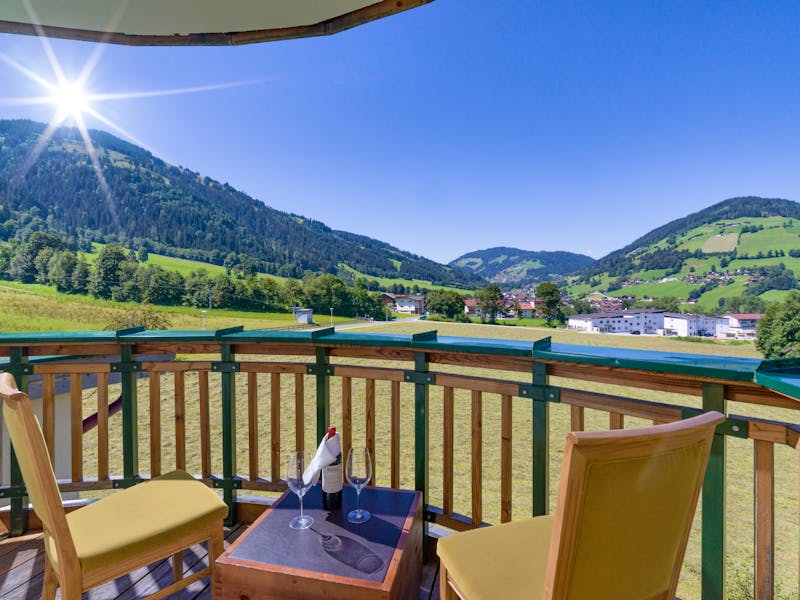 Blick aus dem Doppelzimmer Komfort vom Balkon im Hotel Harfenwirt – ©Christophorus Reisen