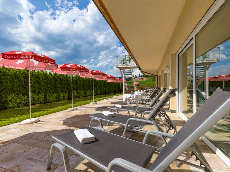 Terrasse vom Schwimmbad im Hotel Harfenwirt – ©Christophorus Reisen
