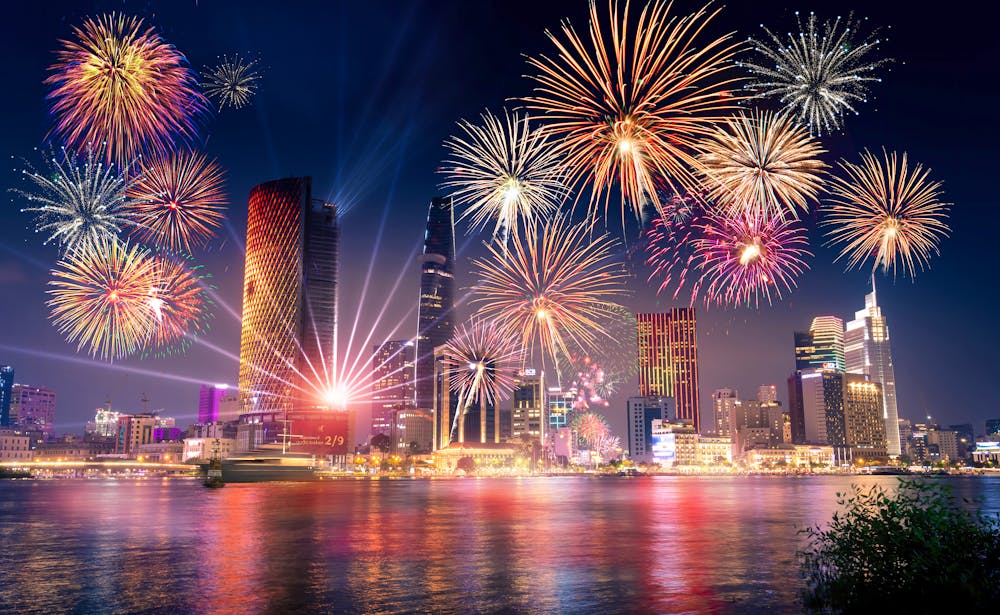 Feuerwerk über Saigon / Ho Chi Minh Stadt &ndash; &copy; CravenA - stock.adobe.com