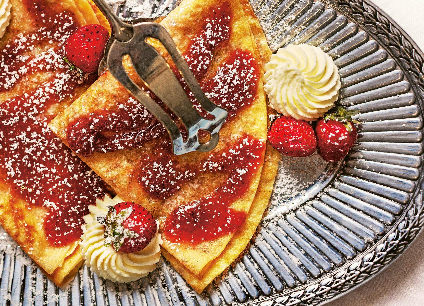 Erdbeer Palatschinken aus demKaiserlichen Sissi-Kochbuch DKV Verlag&nbsp;&ndash;&nbsp;&copy;&nbsp;© DK Verlag / Sissi Trilogie, Fotograf: Hayden Dib