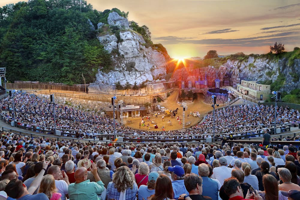 Karl May Spiele - Theater mit Sonnenuntergang &ndash; &copy; Karl-May-Spiele/Claus Harlandt - 