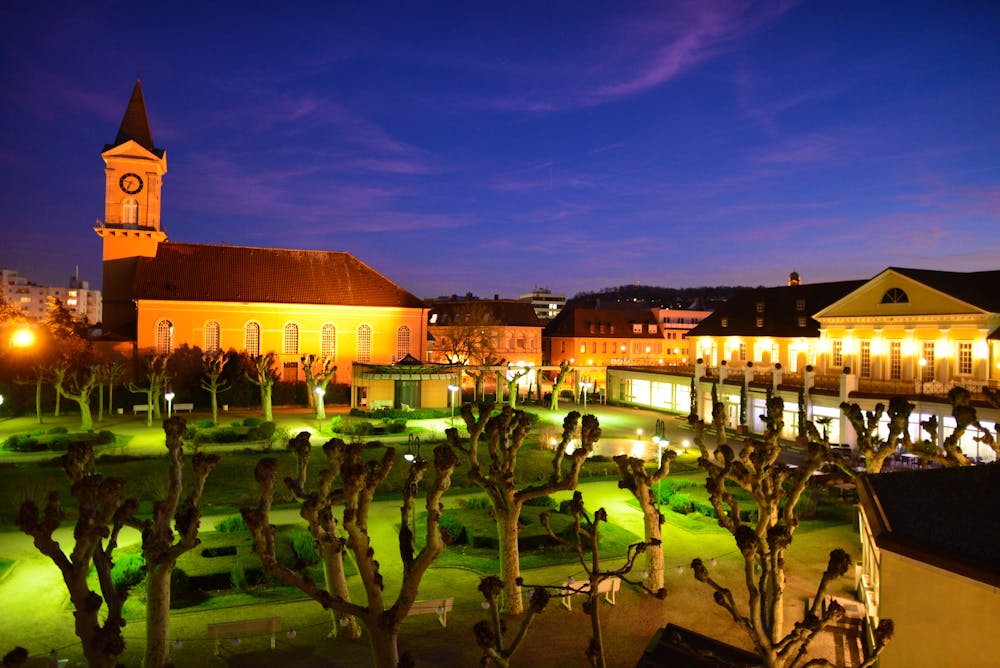 Kurstadt Bad Dürkheim in der Pfalz - abendlicher Blick in die Altstadt &ndash; &copy; Ilhan Balta - stock.adobe.com