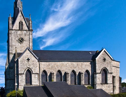Kirche Saint-Hubert in Redu, Belgien – © Uolir - stock.adobe.com