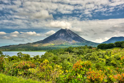 Arenal-Stausee und -Vulkan in Costa Rica &ndash; &copy; ferkelraggae - stock.adobe.com