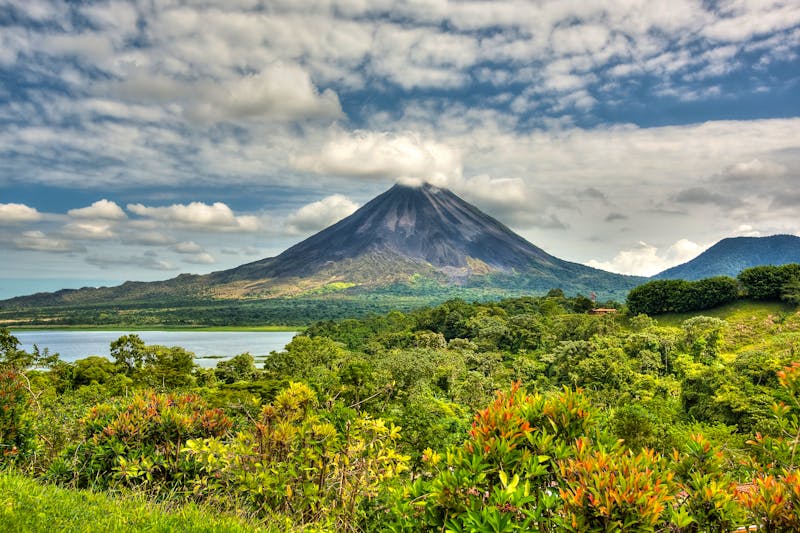Arenal-Stausee und -Vulkan in Costa Rica - &copy;ferkelraggae - stock.adobe.com