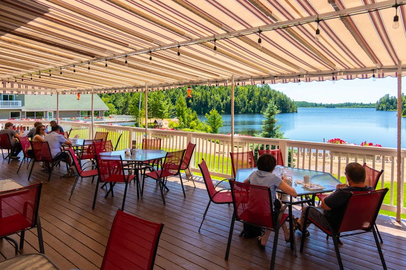 Terasse des Pourvoirie du Lac Blanc - &copy;Pourvoirie du Lac Blanc