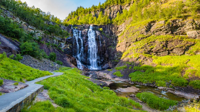 Skjervsfossen Wasserfall zwischen den Orten Voss und Granvin in Vestland, Norwegen  - ©Hilda Weges - Adobe Stock