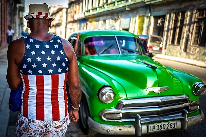 Kubaner und Oldtimer - ©Figueredo/Senses of Cuba