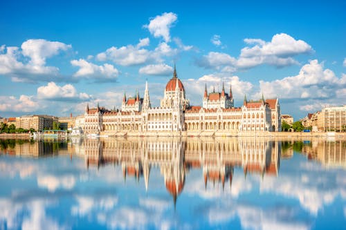 Parlamentsgebäude in Budapest &ndash; &copy; Sina Ettmer - stock.adobe.com