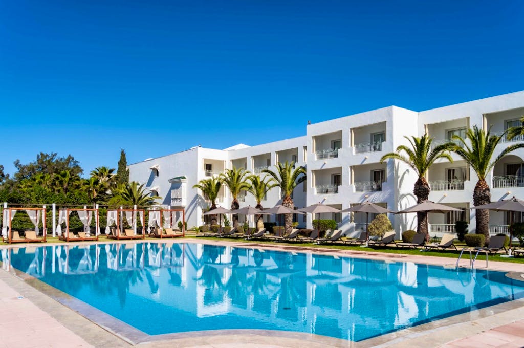 Hotel TMK Flora Park - Poolbereich&nbsp;&ndash;&nbsp;&copy;&nbsp;2023 - TMK Hotels