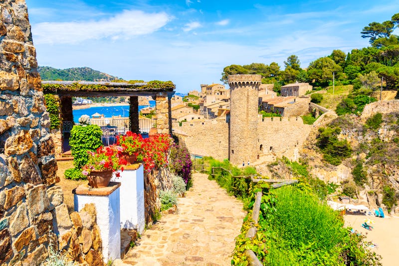 Wanderweg in Tossa de Mar mit Blick zur Festung - ©pkazmierczak - stock.adobe.com