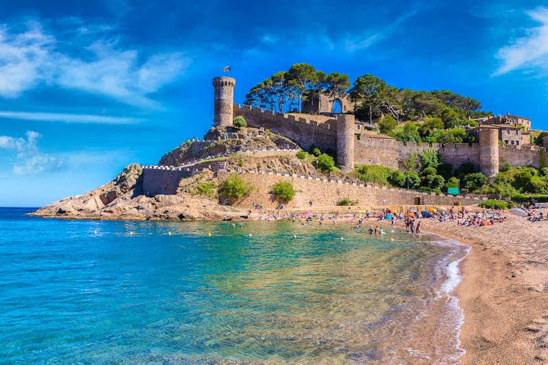 Strand und Festung von Tossa de Mar an der Costa Brava - ©Sergii Figurnyi - stock.adobe.com
