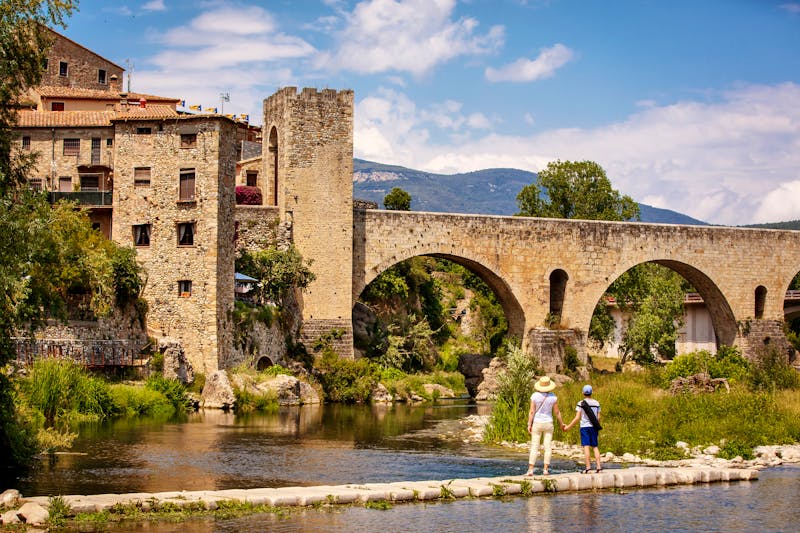 Fluss Fluvia und Besalu in der Provinz Girona - ©levranii - stock.adobe.com