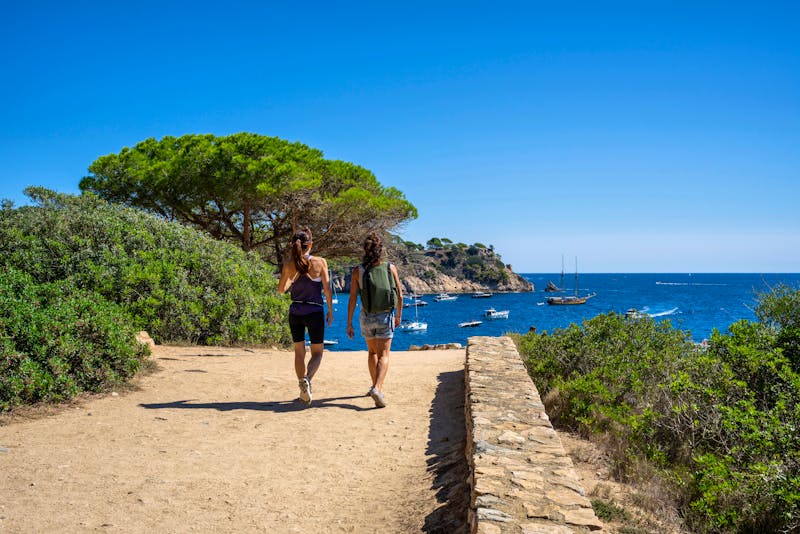 Wanderer auf dem Cami de Ronda an der Cala S'Alguer - ©Tolo - stock.adobe.com