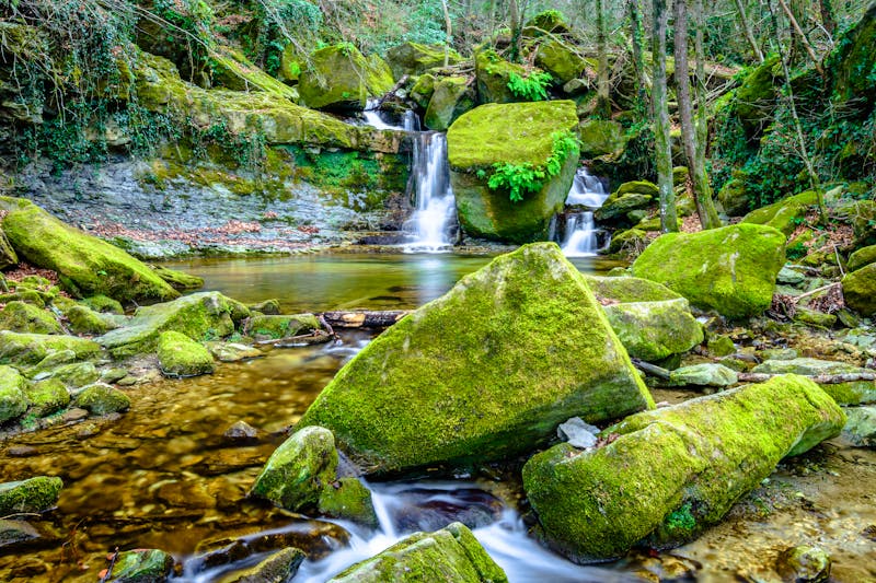 Kleiner Wasserfall im Garrotxa Naturpark - ©zkcristian - stock.adobe.com