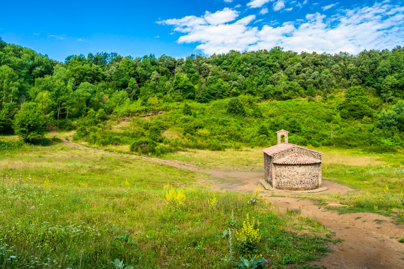 Kleine Kapelle am Vulkankrater Santa Margarida - ©zkcristian - stock.adobe.com