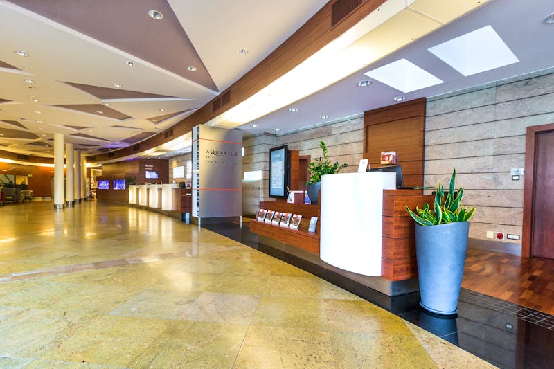 Rezeption- und Lobbybereich im Aquarius hotel spa & wellness – © Aquarius hotel spa & wellness