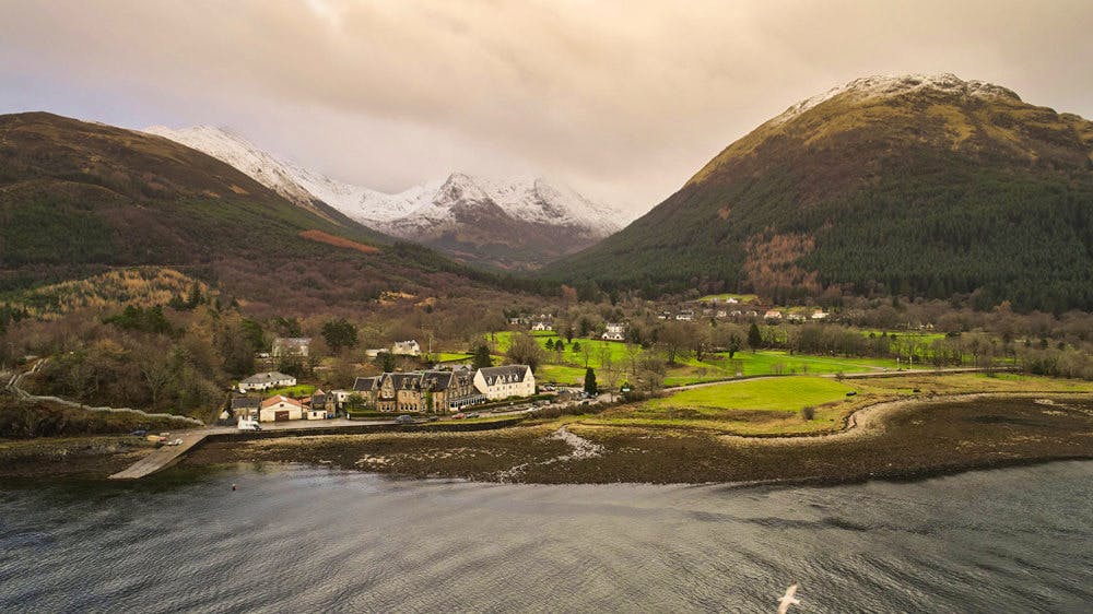 Ballachulish Hotel - Außenansicht mit Loch Linnhe&nbsp;&ndash;&nbsp;&copy;&nbsp;Ballachulish 2025