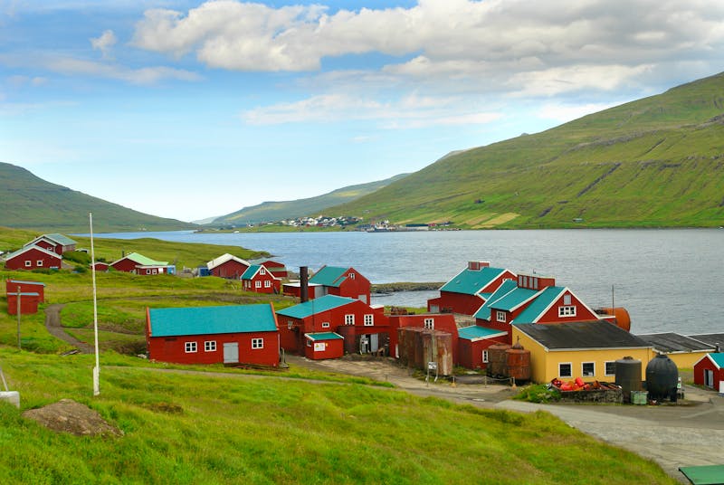 Dorf Hvalvik auf den Färöer Inseln   - ©robnaw - stock.adobe.com