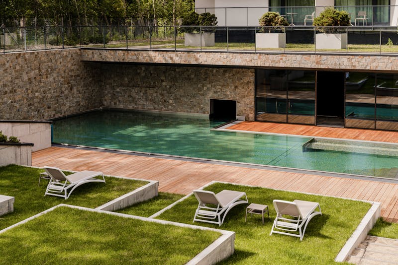 Außenpool mit Liegebereich im Radisson Resort Kolobrzeg – ©Zdrojowa Hotels