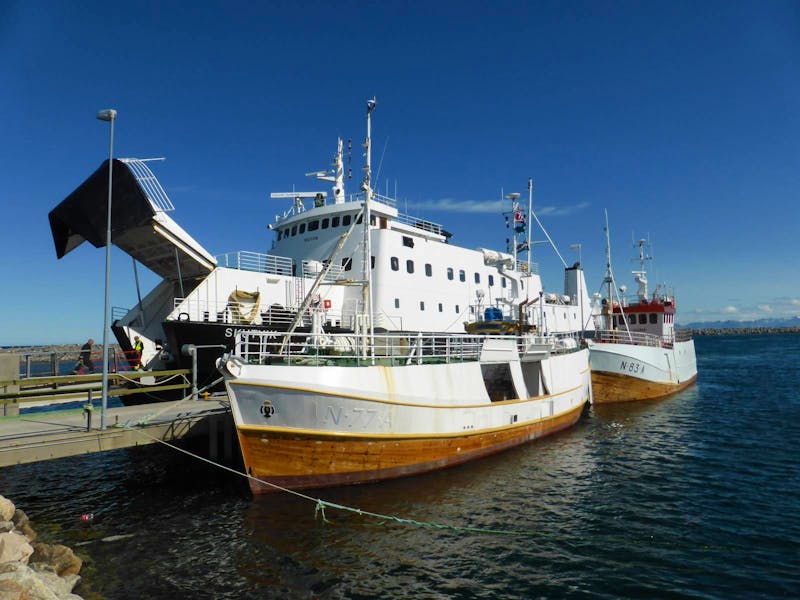Fähre im Hafen von Andenes auf der Insel Andøya in Vesterålen - ©Dirk Schlosser - Eberhardt TRAVEL