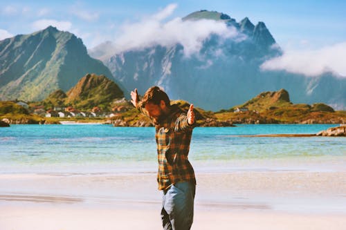 Wanderer bei Andenes auf der Insel Andoya in Vesteralen &ndash; &copy; EVERST - stock.adobe.com