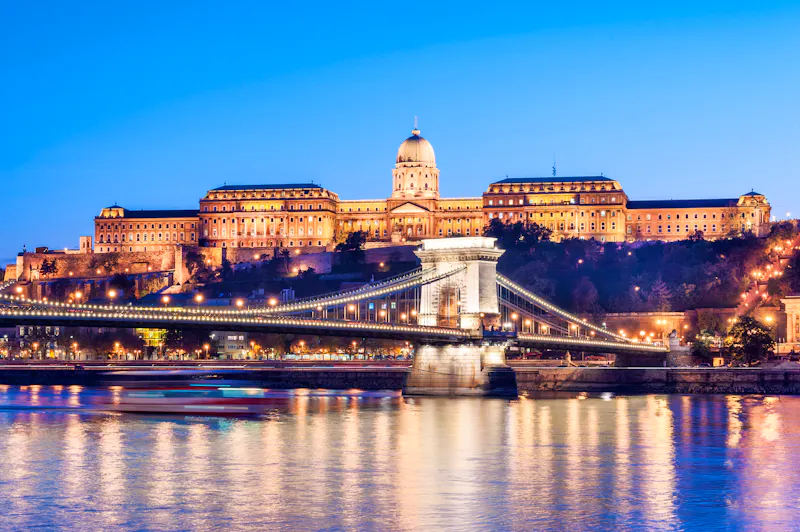 Kettenbrücke und Königspalast in Budapest - &copy;Mindaugas Dulinskas - stock.adobe.com