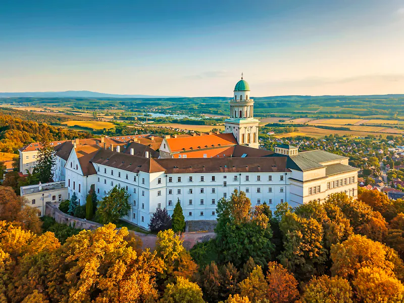 Benediktinerabtei Pannonhalma in Ungarn (UNESCO-Welterbe) - &copy;Geza Kurka - stock.adobe.com