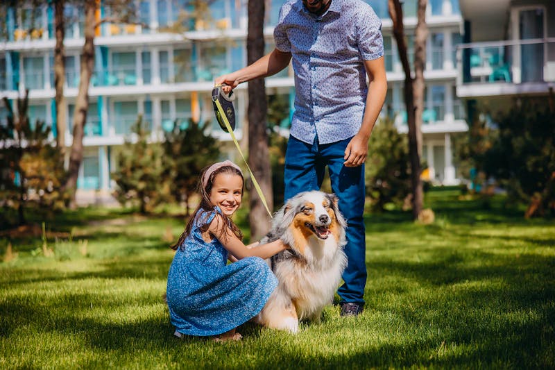 Family mit Hund im Garten des Hotels Linea Mare – ©copyright www marekkoprowski com