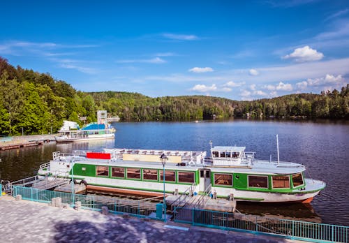 Talsperre Kriebstein - Blick auf den Hafen mit Ausflugsschiff - im Hintergrund die Seebühne &ndash; &copy; Animaflora PicsStock - stock.adobe.com