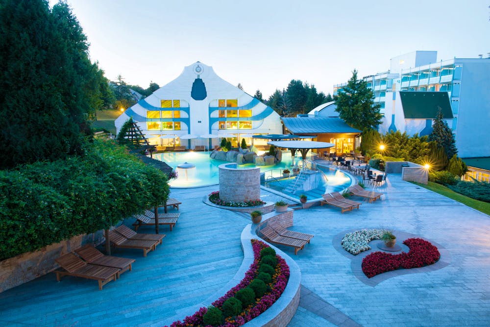 Außenansicht abends Hotel Carbona &ndash; &copy; Hotel Carbona