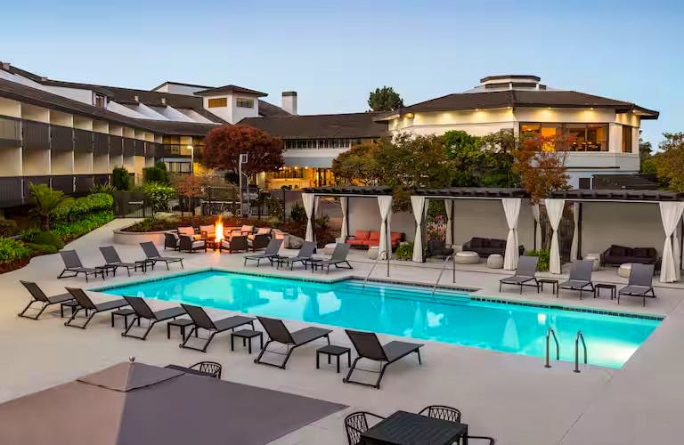 Hilton Garden Inn Monterey - Außenpool &nbsp;&ndash;&nbsp;&copy;&nbsp;©2025 Hilton