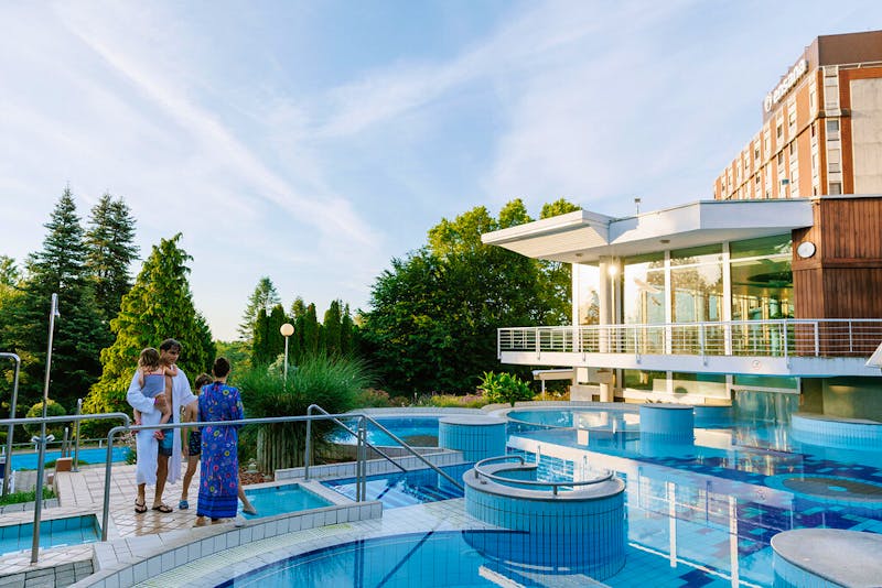 Hotel Ensana Thermal Aqua Health Spa mit Außenpool – ©Ensana Thermal Aqua Health Spa
