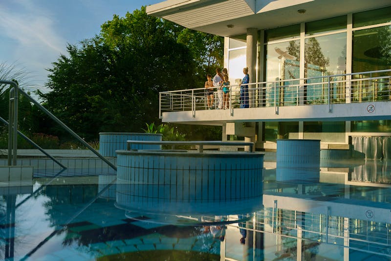 Terrasse und Außenpool im Ensana Thermal Aqua Health Spa – ©Ensana Thermal Aqua Health Spa