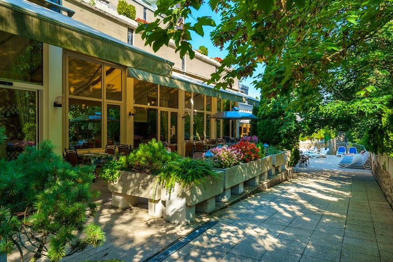 Sommerterrasse im Ensana Health Spa Hotel Heviz – ©Ensana Health Spa Hotel Heviz