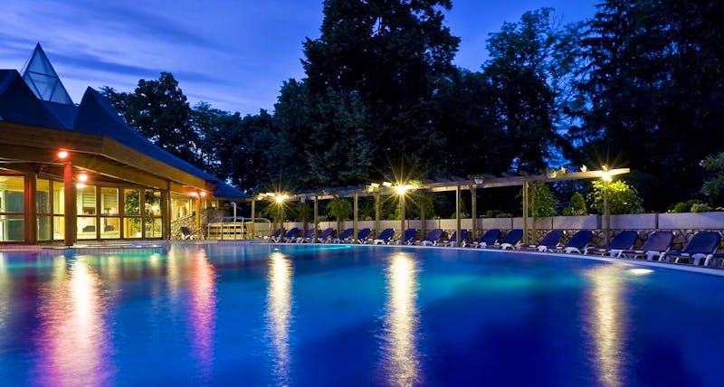 Außenpool abends im Ensana Health Spa Hotel Heviz – ©Ensana Health Spa Hotel Heviz