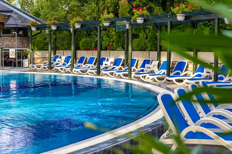 Außenpool mit Liegewiese im Ensana Health Spa Hotel Heviz – ©Ensana Health Spa Hotel Heviz