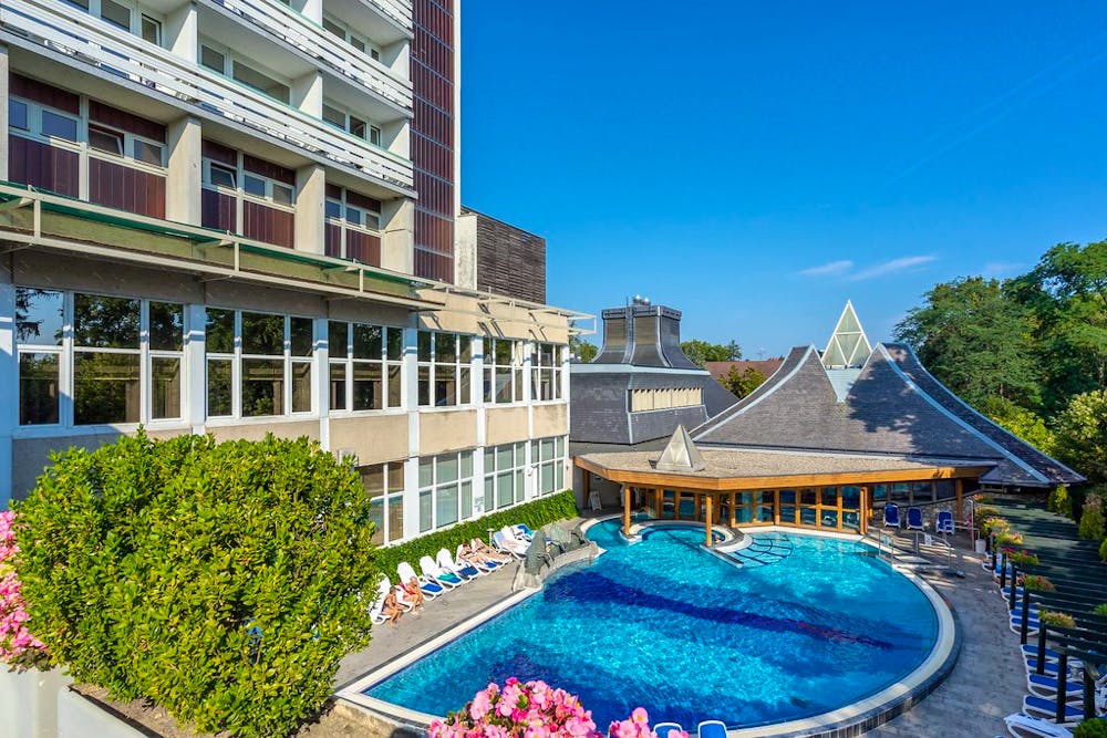 Hausansicht mit Außenpool Ensana Health Spa Hotel Heviz &ndash; &copy; Ensana Health Spa Hotel Heviz