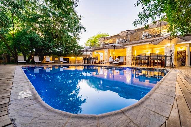 INkosi - außen Pool- - Vic Falls&nbsp;&ndash;&nbsp;&copy;&nbsp;credit The Bayete Collection - Terra Nova
