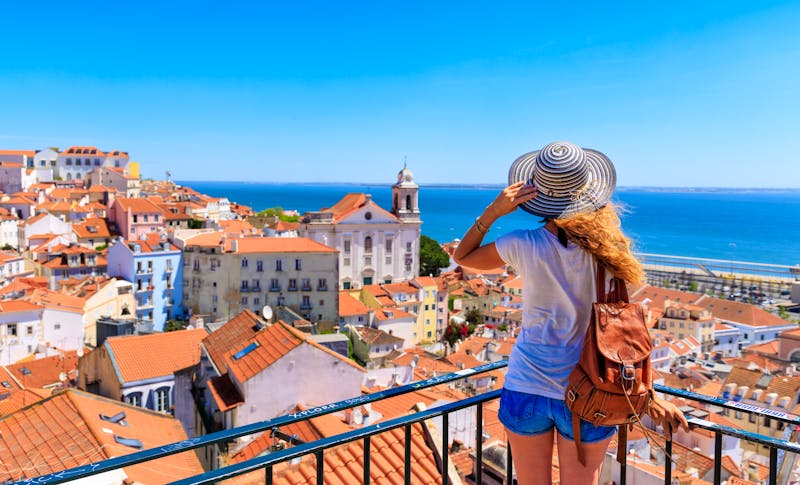Touristin in der Altstadt von Lissabon - ©M.studio - stock.adobe.com